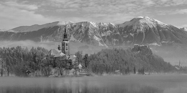 Slika crkva kod jezera Bled u Sloveniji u crno-bijelom dizajnu