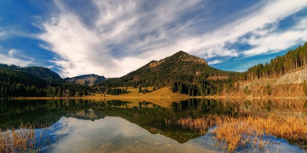 Slika jezero ispod brda