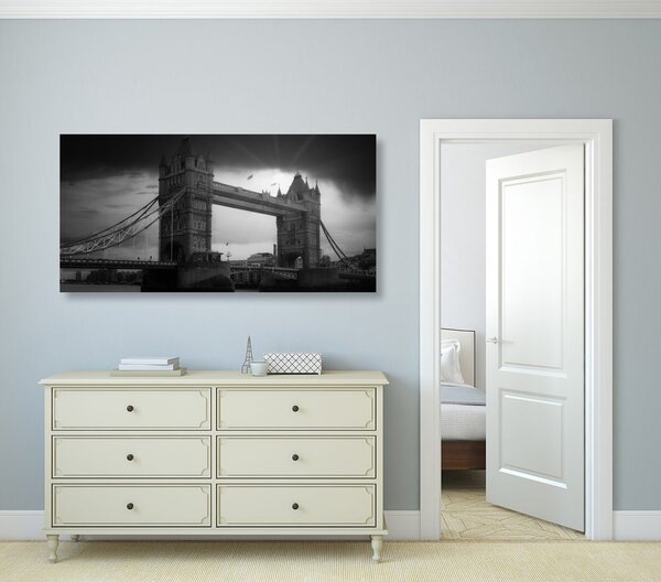 Slika zalazak sunca nad Tower Bridge u crno-bijelom dizajnu