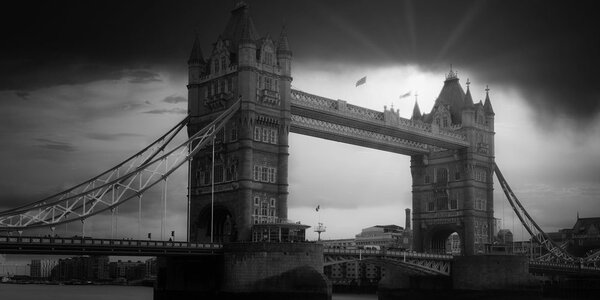 Slika zalazak sunca nad Tower Bridge u crno-bijelom dizajnu