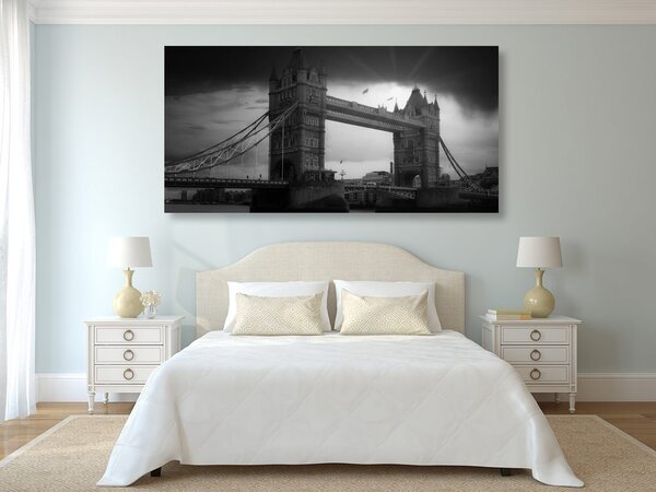 Slika zalazak sunca nad Tower Bridge u crno-bijelom dizajnu