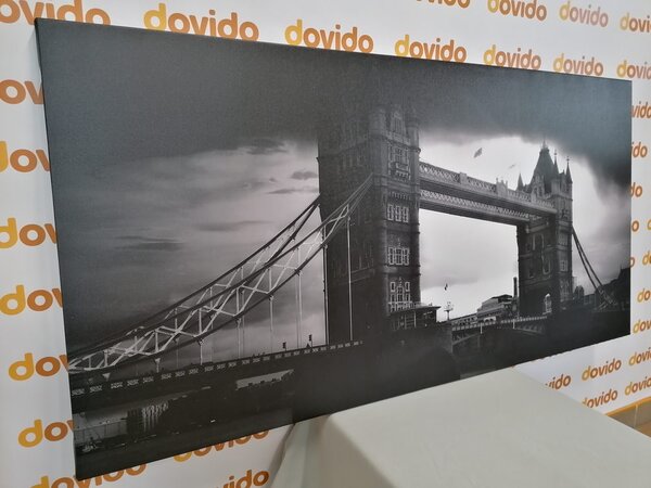 Slika zalazak sunca nad Tower Bridge u crno-bijelom dizajnu