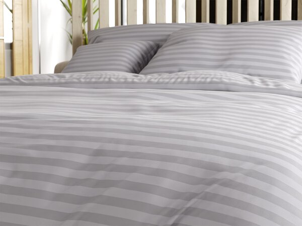 Hotelska posteljina od mikrovlakana JASMINE svijetlo siva - pruga 2 cm, hotelski džep Dimenzije posteljine: 70 x 90 cm | 140 x 220 cm