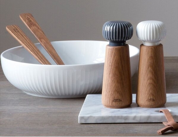 Mlin za začine od drveta hrasta s bijelim porculanskim detaljima Kähler Design Hammershoi, visine 17,5 cm