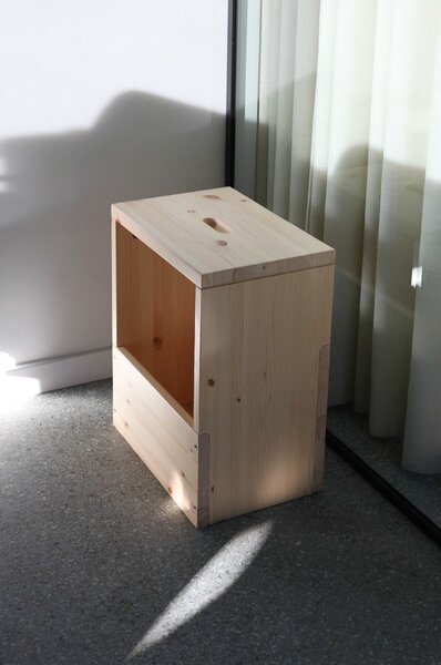 Noćni ormarić od masivnog bora u prirodnoj boji Grab It – Karup Design