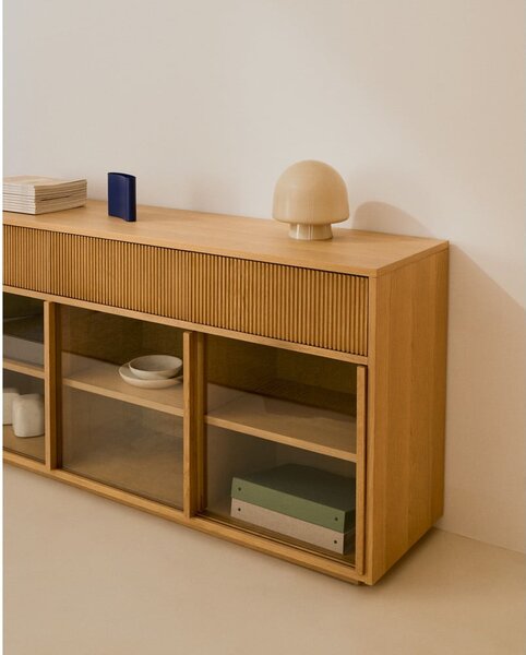 Vitrina u dekoru hrasta s kliznim vratima u prirodnoj boji 200x80x40 cm Helvine – Kave Home