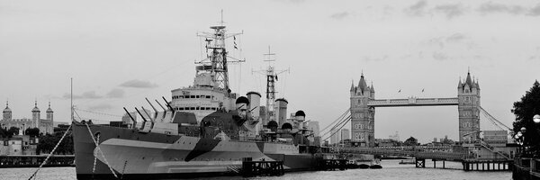 Slika prekrasan brod na rijeci Temzi u Londonu u crno-bijelom dizajnu