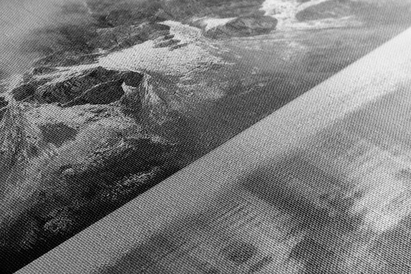 Slika jezero blizu prekrasne planine u crno-bijelom dizajnu