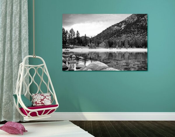 Slika jezero u prelijepoj prirodi u crno-bijelom dizajnu