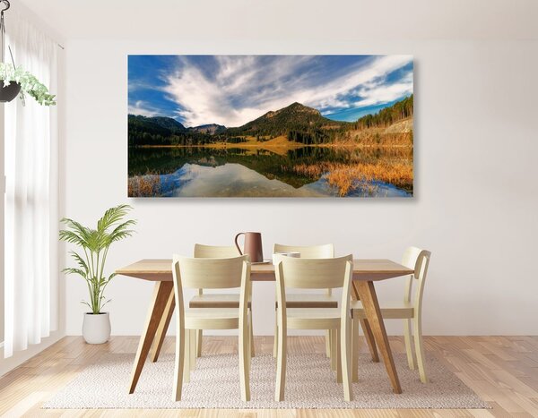 Slika jezero ispod brda