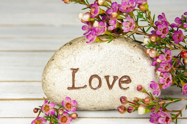 Slika s natpisom na kamenu Love