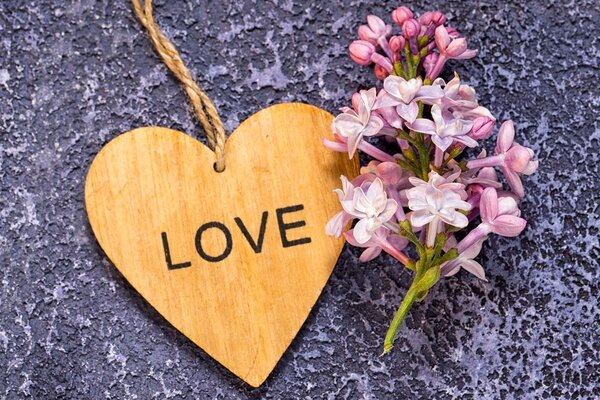 Slika drveno srce s natpisom Love