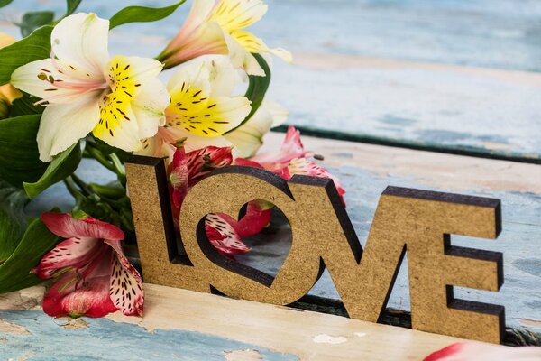 Slika s drvenim natpisom Love