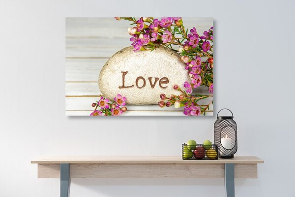 Slika s natpisom na kamenu Love