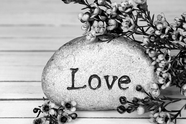 Slika s natpisom na kamenu Love u crno-bijelom dizajnu