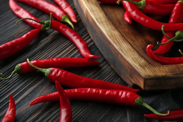 Slika daska s chilli papričicama