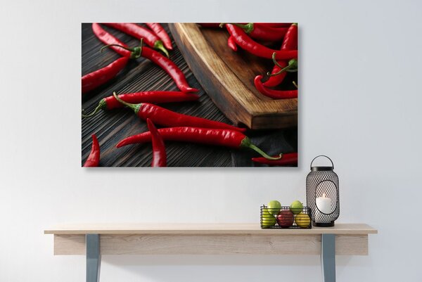 Slika daska s chilli papričicama