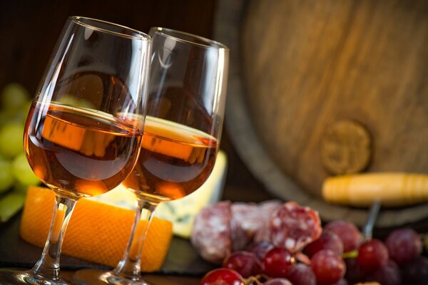 Slika dvije čase rose vina