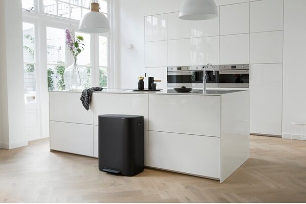 Mat crna željezna kanta za smeće s pedalom 60 l Bo – Brabantia
