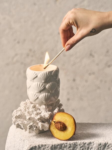 Sinsay - Keramička mirisna svijeća s reljefnim školjkama Island Coconut