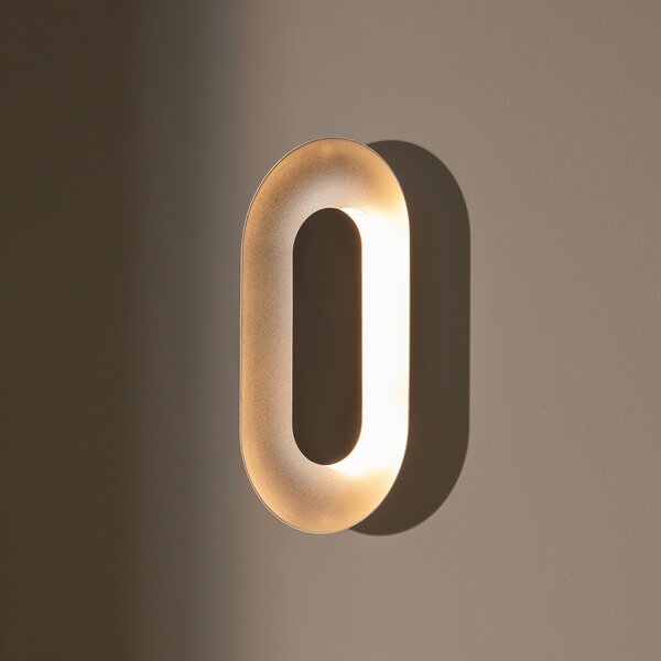 Nuura Aps LED zidna lampa Sasi, visina 29 cm, srebrna boja, metal, prigušiva, Metalik, Dnevni boravak/blagovaonica, Metal