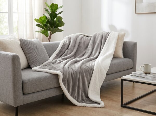 Deka s imitacijom ovčjeg krzna CUDDIA, sivo-bež boje Dimenzije: 150 x 200 cm