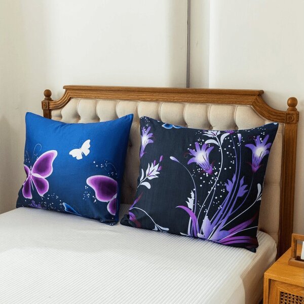 Set posteljine od mikropliša VIOLET BUTTERFLY tamno plave boje + plahta od mikropliša SOFT 180x200 cm bijele boje, bračni krevet