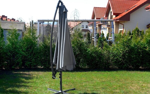 Veliki vrtni suncobran s postoljem sivi
