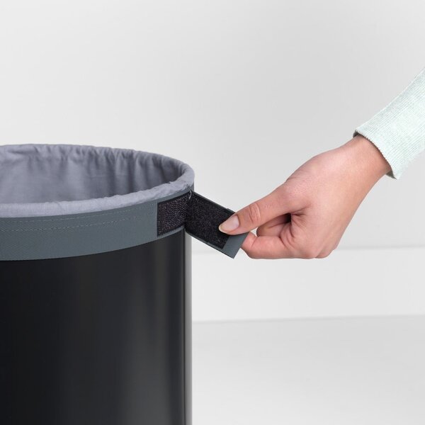 Mat crna metalna košara za rublje 35 l – Brabantia