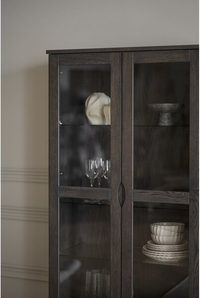 Smeđa vitrina u dekoru hrasta 82x185 cm Filippa – Rowico