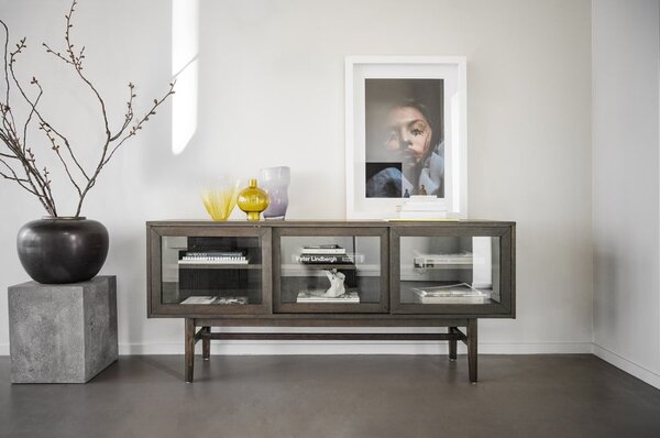Smeđa vitrina u dekoru hrasta s kliznim vratima 170x75 cm Hazelton – Rowico