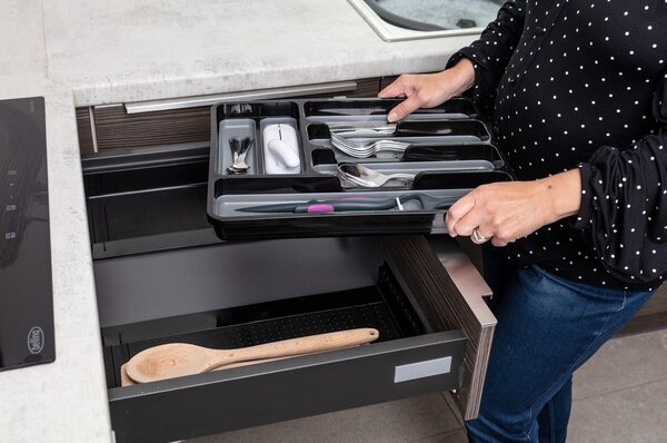 Crno-sivi rastezljivi plastični organizator pribora za ladicu 41,5 x 35 cm - Addis