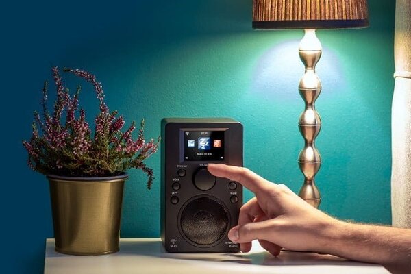 Wifi bt internet radio usb lcd 2.4" 25.000 stanica budilica