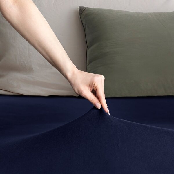 Tamno plava plahta s gumom od jeseya 140x200 cm Amber – Restilo