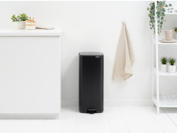 Mat crna željezna kanta za smeće s pedalom 30 l Bo – Brabantia