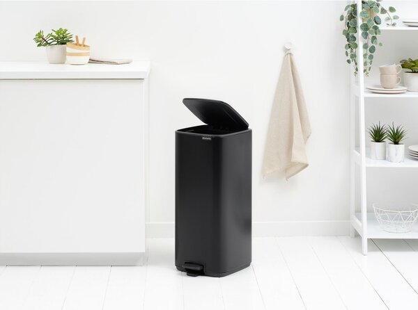 Mat crna željezna kanta za smeće s pedalom 30 l Bo – Brabantia