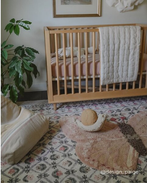 Svijetlo ružičasti/bež periv/ručno rađen pamučan dječji tepih 90x120 cm Baby Butterfly – Lorena Canals
