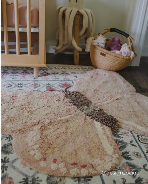Svijetlo ružičasti/bež periv/ručno rađen pamučan dječji tepih 90x120 cm Baby Butterfly – Lorena Canals