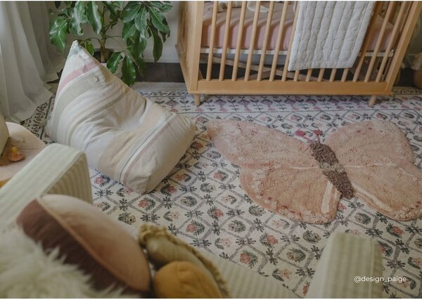 Svijetlo ružičasti/bež periv/ručno rađen pamučan dječji tepih 90x120 cm Baby Butterfly – Lorena Canals
