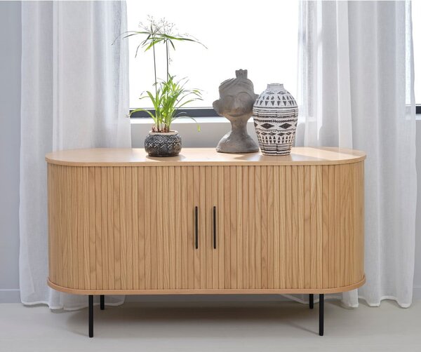 Niska komoda u dekoru hrasta s kliznim vratima u prirodnoj boji 140x76 cm Nola – Unique Furniture