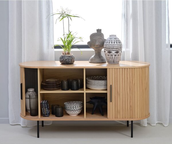 Niska komoda u dekoru hrasta s kliznim vratima u prirodnoj boji 140x76 cm Nola – Unique Furniture