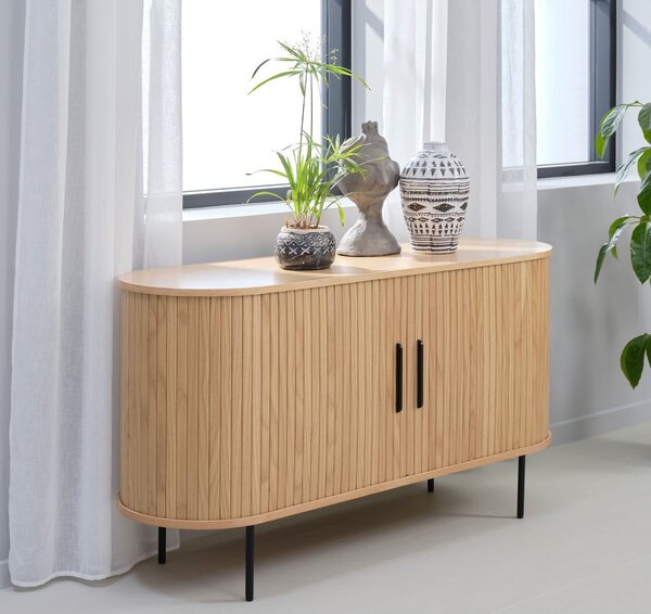 Niska komoda u dekoru hrasta s kliznim vratima u prirodnoj boji 140x76 cm Nola – Unique Furniture