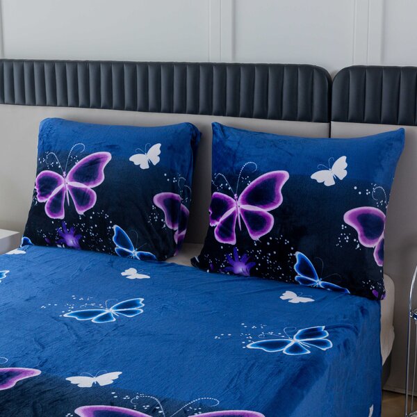 Set posteljine od mikropliša VIOLET BUTTERFLY tamno plave boje + plahta od mikropliša SOFT 180x200 cm bijele boje, bračni krevet