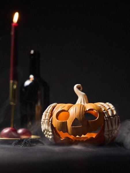 Sinsay - Halloween svijećnjak za LED svijeće u obliku bundeve s rukama kostura