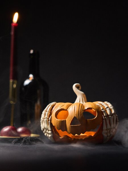 Sinsay - Halloween svijećnjak za LED svijeće u obliku bundeve s rukama kostura