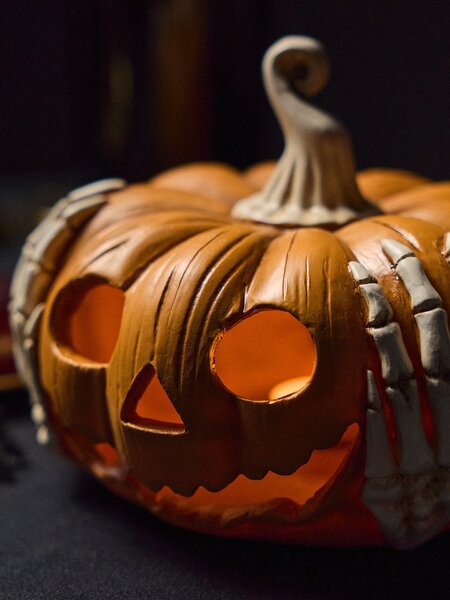 Sinsay - Halloween svijećnjak za LED svijeće u obliku bundeve s rukama kostura