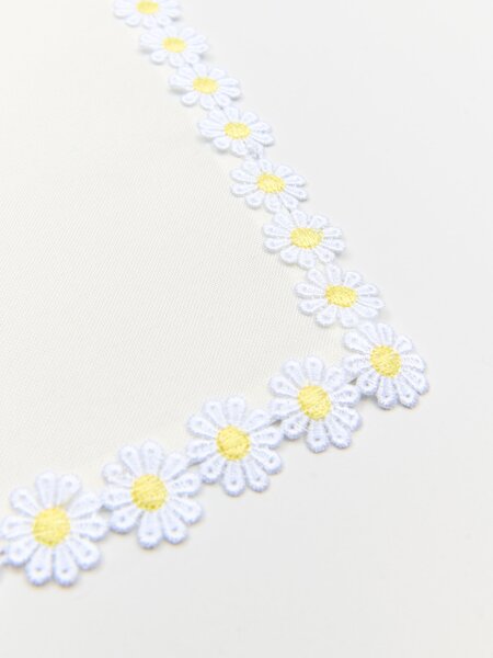 Sinsay - Proljetni stolni trkač s čipkastim rubom s tratinčicama