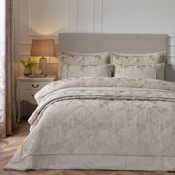 Bež prošiven prekrivač od jacquarda 240x260 cm Opulent Jacquard – Catherine Lansfield