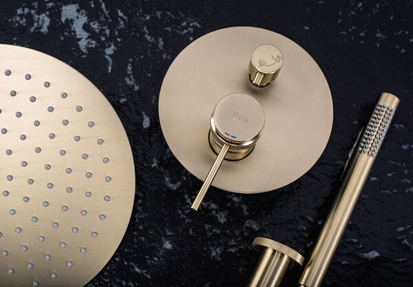 Komplet tuša u ravnini Rea Lungo Grip Gold Brush + BOX