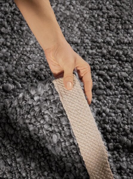 Tamno sivi ručno rađen tepih od boucle tkanine 120x170 cm Notting Hill Portobello – Ted Baker